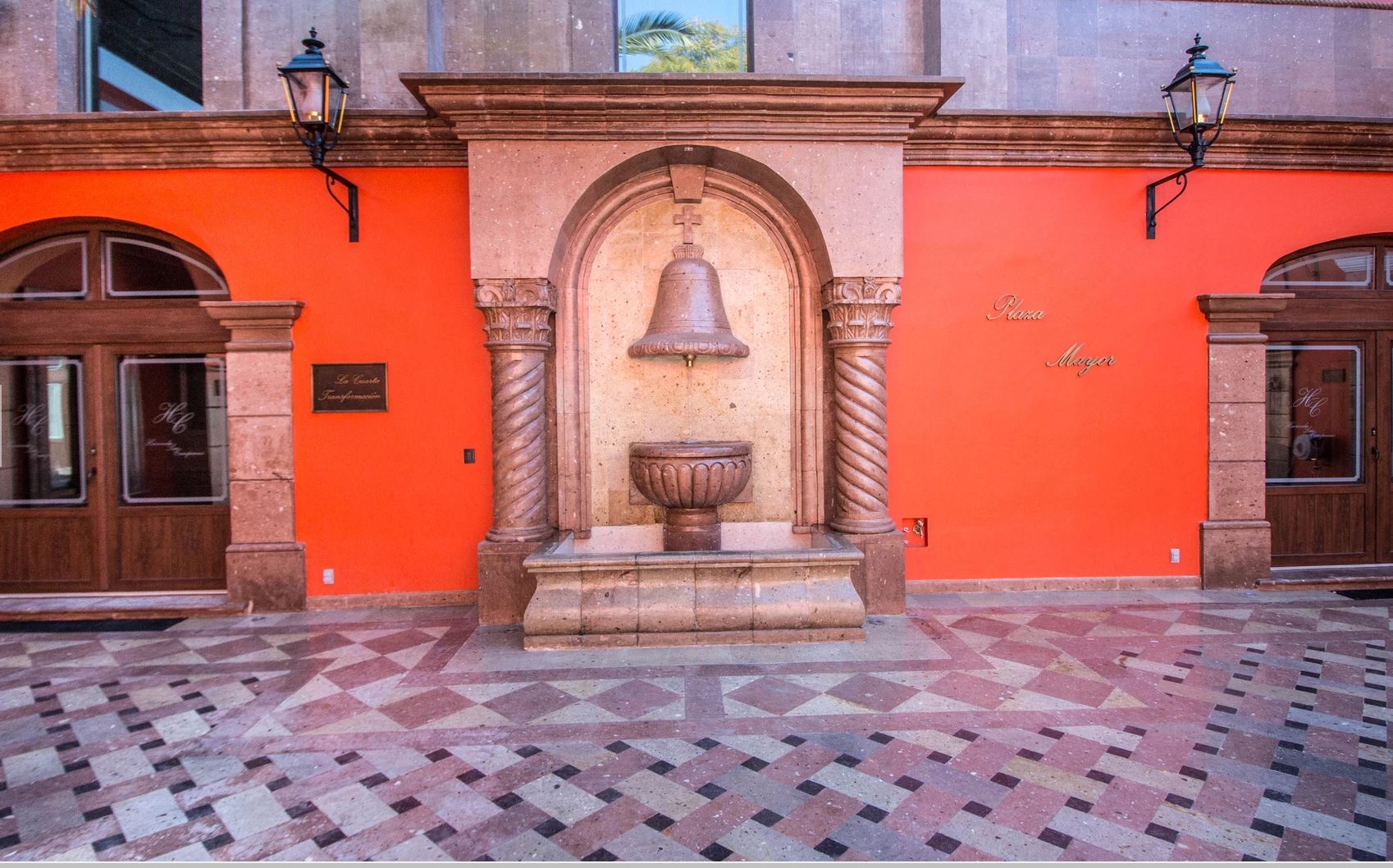 Fotografía de Plaza Mayor de Hacienda Las Campanas - 14012 